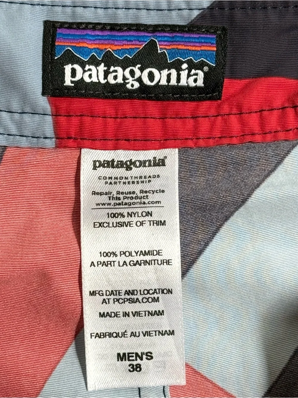 Patagonia Men’s Size 38 Wavefarer Printed Board Shorts